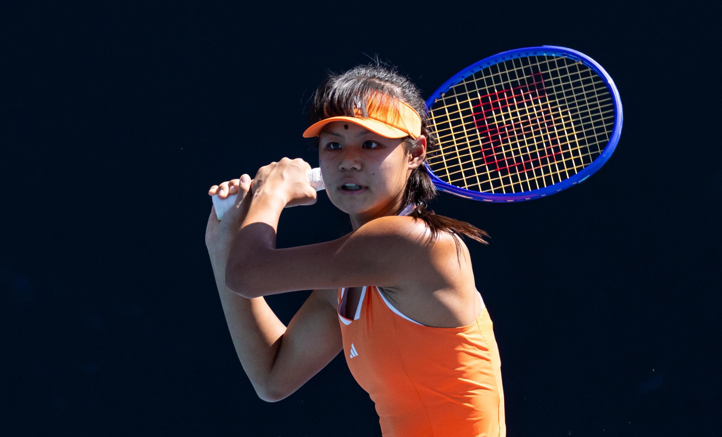 2-0夺15连胜！中国网球15岁天才少女进8强：边哭边扫追赶郑钦文？